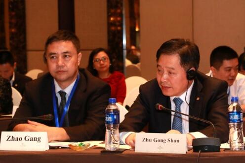 自左而右： 趙剛/科技部、發改委可再生能源與新能源國際科技合作計劃項目辦公室副主任 朱共山/協鑫（集團）控股有限公司董事長