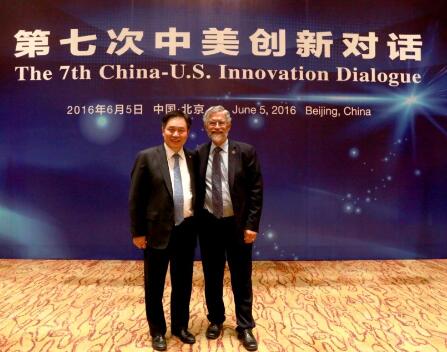 自左而右： 朱共山/協鑫集團（控股）有限公司董事長 John P.Holdren/美國白宮科技政策辦公室總統科技助理、主任